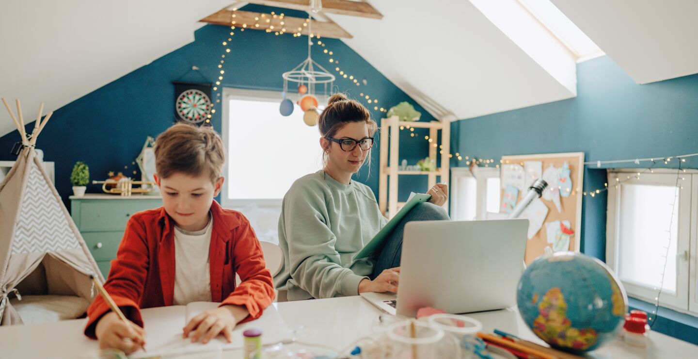 Mange vil fortsette med hjemmekontor etter pandemien. Noen lengter etter å komme tilbake. Her bilde av en mor som jobber hjemmefra samtidig som hun hjelper barnet med lekser. (Foto: Aleksandar Nakic.)