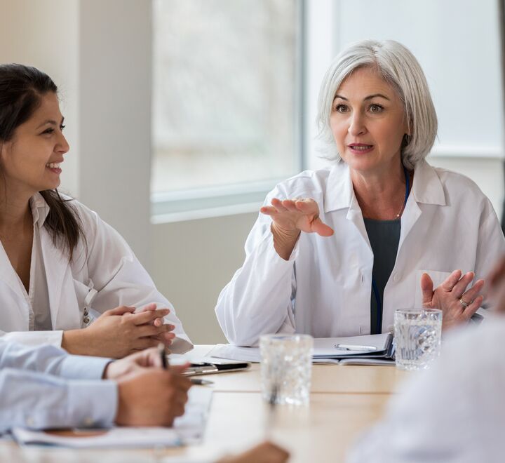 Bilde av to kvinnelige leger