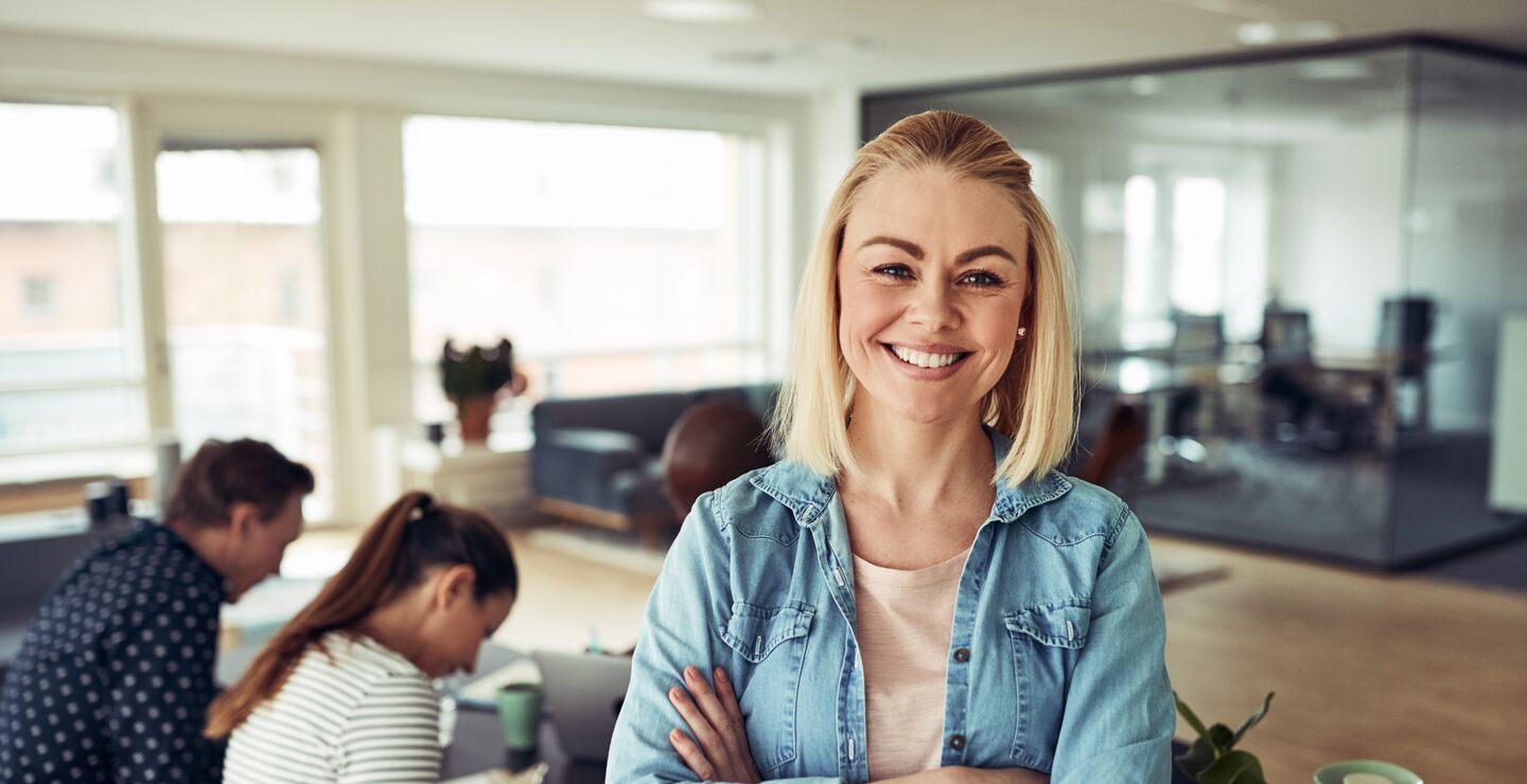 Kvinnelig gründer på jobb 