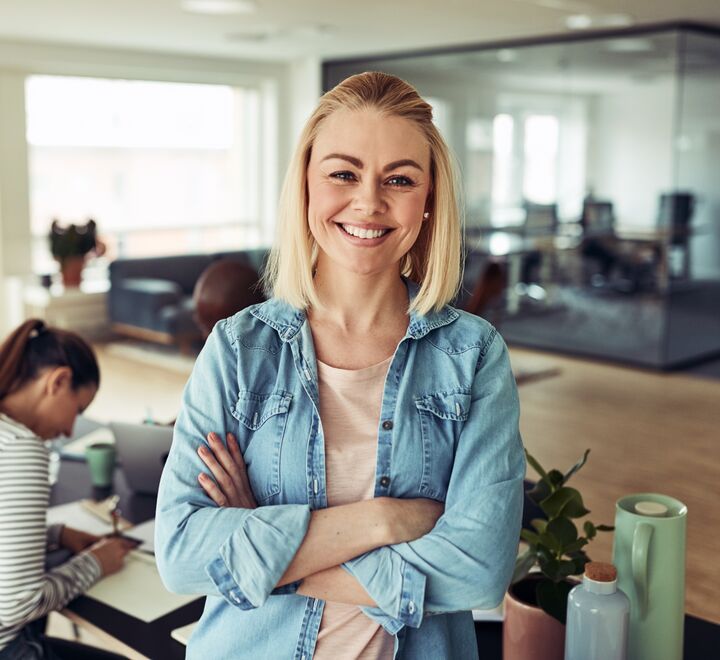 Kvinnelig gründer på jobb 