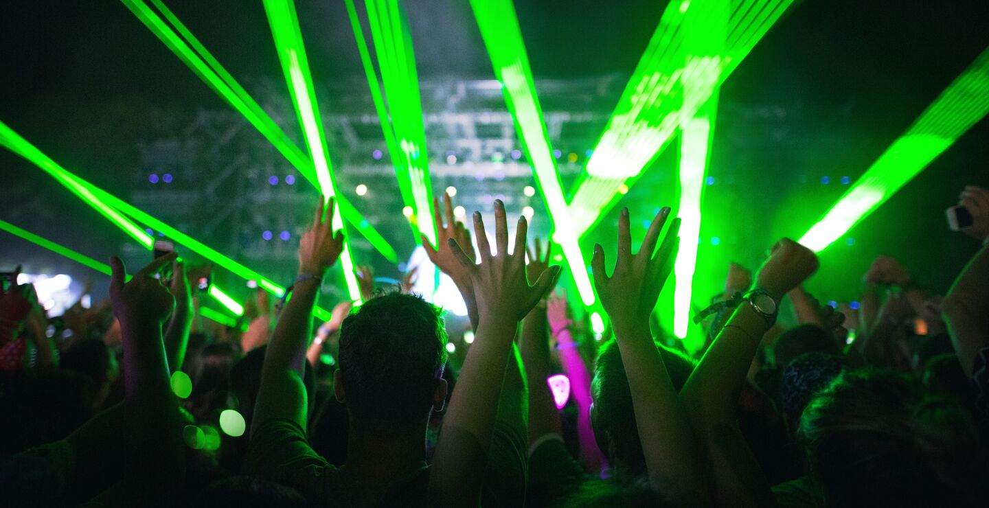Publikum på konsert med grønt lysshow.