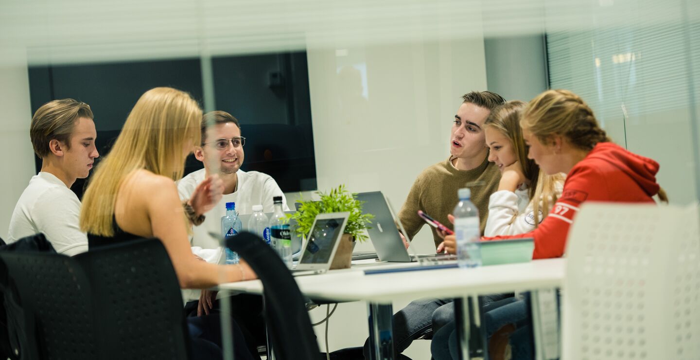 Grupper av medarbeidere, grupper av brukere og grupper av arbeidsprosesser er abstraksjoner. I virkeligheten er alle medarbeidere, brukere og utførte arbeidsoppgaver konkrete og forskjellige, skriver Jan Ketil Arnulf. Illustrasjonsfoto av et team som jobber sammen.