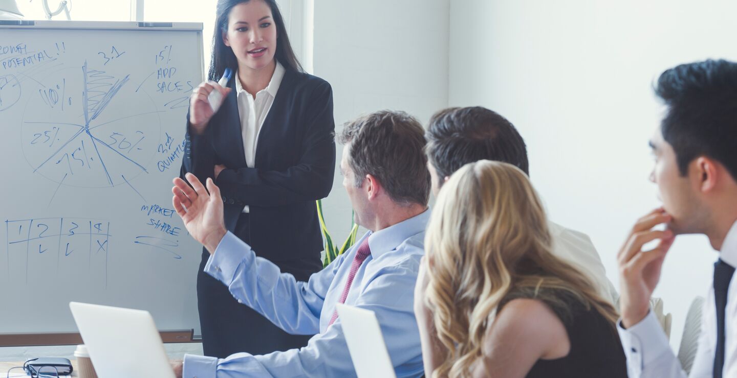 Kvinne holder presentasjon