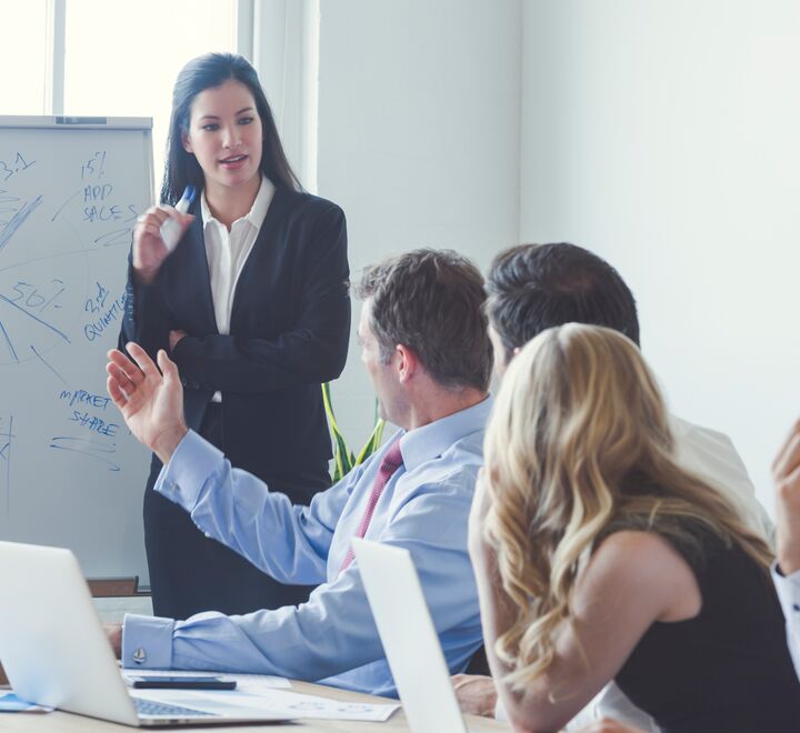 Kvinne holder presentasjon