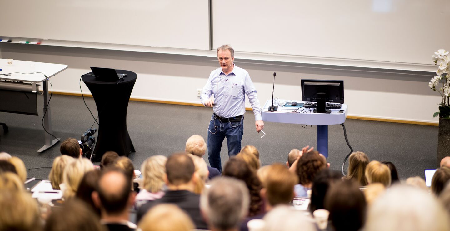 Professor Jan Ketil Arnulf utfordrer våre oppfatninger om ledelse under lederens verktøykasse (bildet).