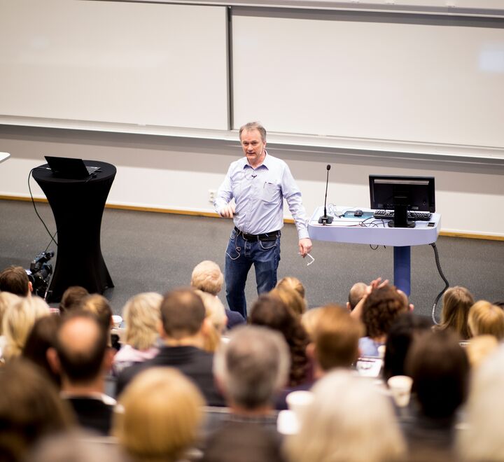 Professor Jan Ketil Arnulf utfordrer våre oppfatninger om ledelse under lederens verktøykasse (bildet).