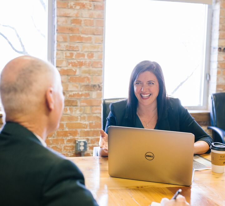 Det er ikke lite lett å inspirere medarbeidere gjennom nettmøter som ansikt til ansikt slik vi ser i dette bildet. (Foto: Amy Hirchi, Unsplash.com)