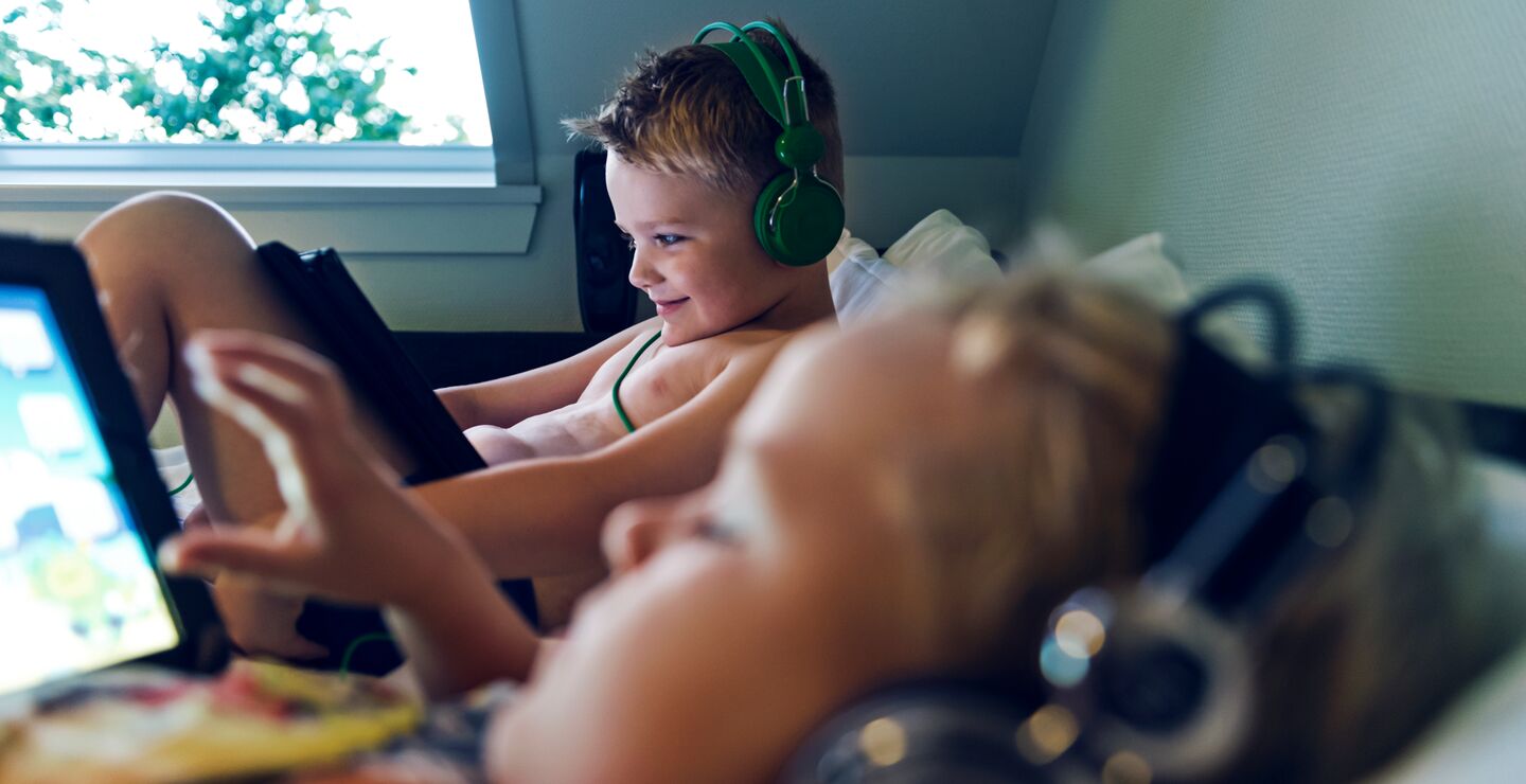 En rekke barneskoler bruker Ipad til det meste. (illustrasjonsbilde av barn med Ipad.) Foto: Mikkel William Nielsen