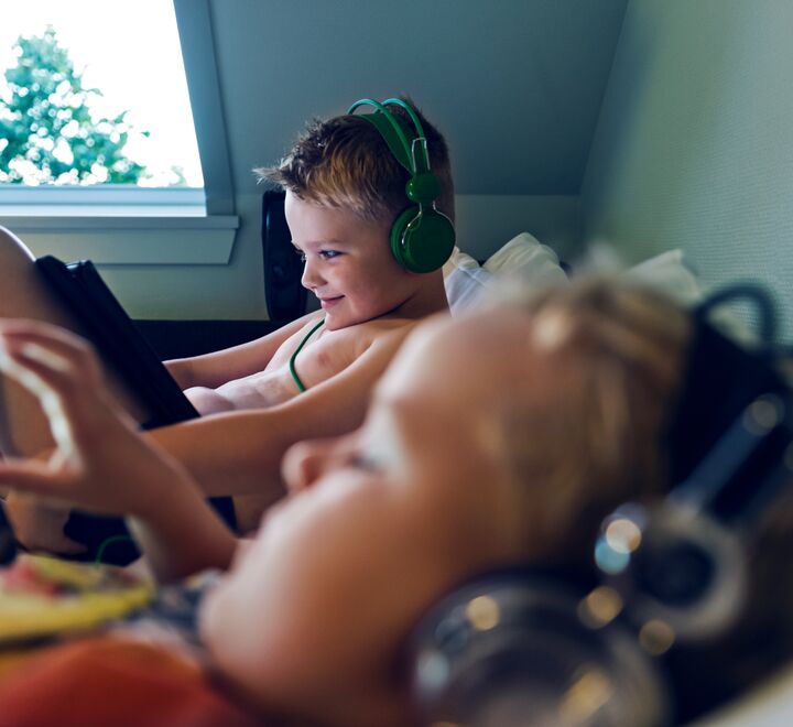 En rekke barneskoler bruker Ipad til det meste. (illustrasjonsbilde av barn med Ipad.) Foto: Mikkel William Nielsen