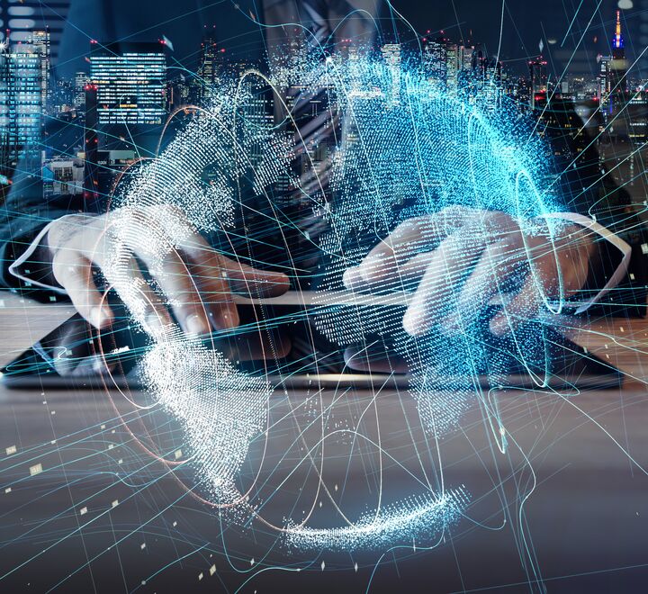 Mann som bruker nettbrett med en illustrasjo av en jordklode foran