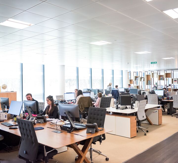 Forskning på åpne løsninger (slik som på bildet her) viser at uformell kommunikasjon, informasjonsflyt og kreativitet går ned, ikke opp, når bedrifter slår over på åpen løsning, skriver Mads Nordmo Arnestad. (Foto: Arlington Research on Unsplash).