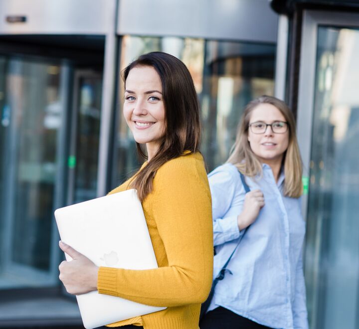To studenter som står ute