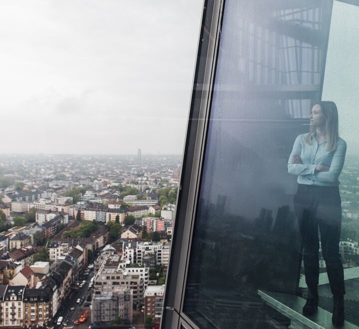 Jente som ser på utsikten