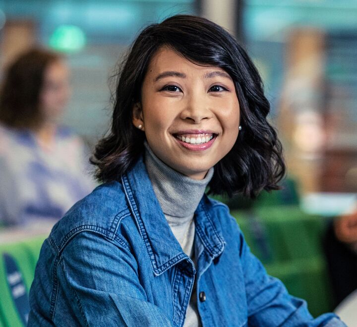 Bilde av ei kvinne på campus 