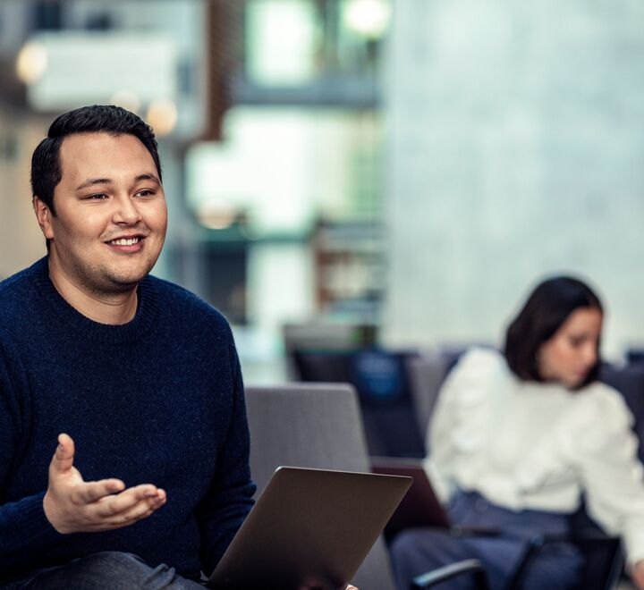 Mannelig student som snakker med noen