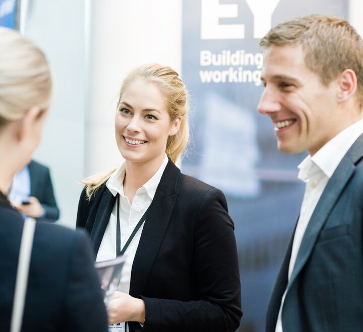 Mennesker i dress som prater sammen