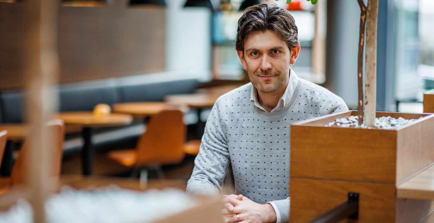 Bilde av Matthew Whaley som sitter ved et bord