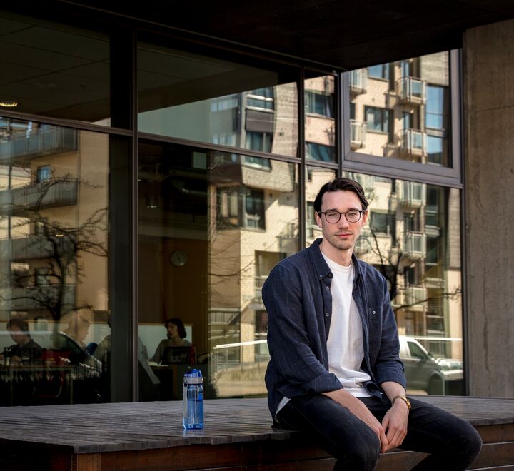 Bilde av en ung mann med briller