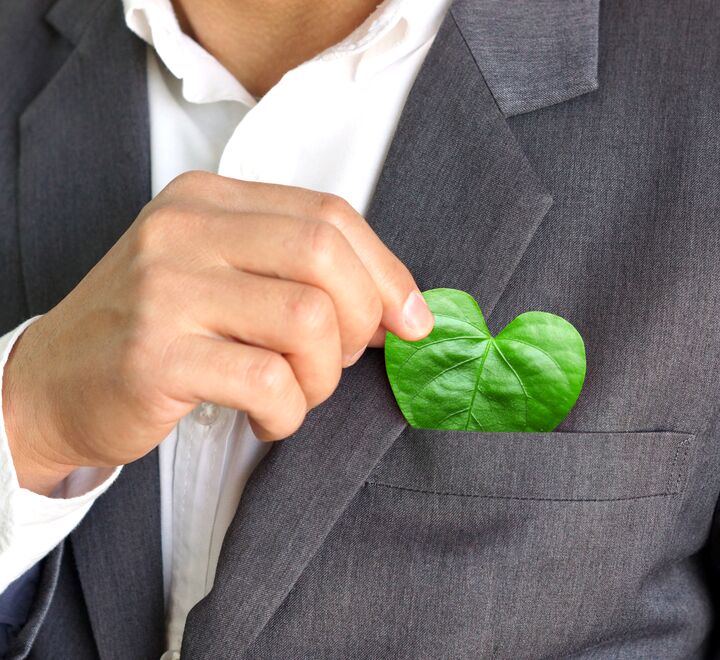 Mann med et grønt hjerte i brystlommen