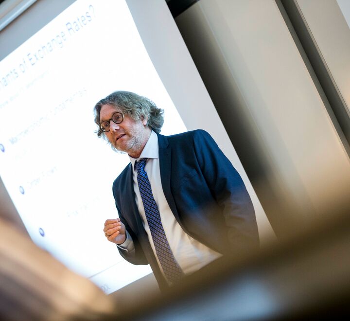 Professor Dagfinn Rime (bildet) mener Bitcoin er en boble og bobler sprekker. 