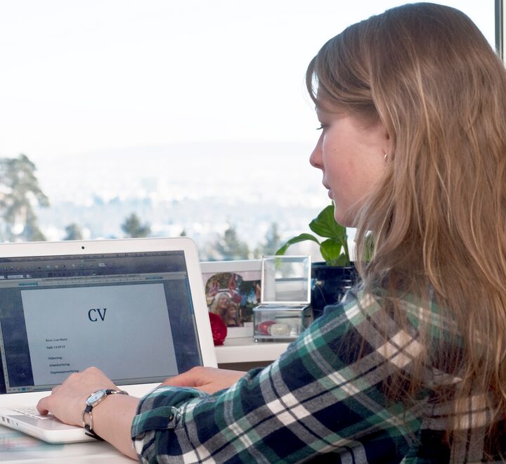 Illustrasjonsbilde av en ung dame som skriver CV. (Foto: Per Løchen, NTB).