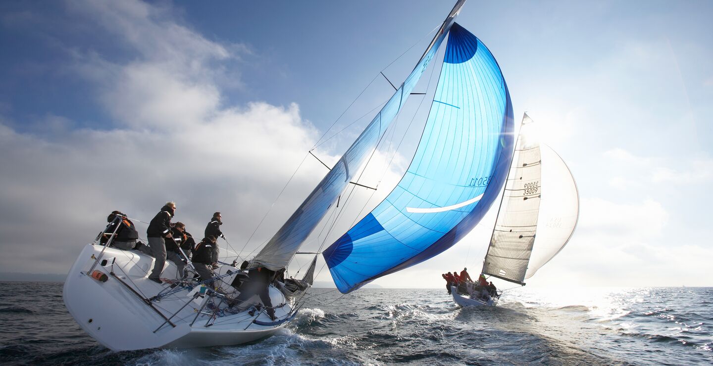 To seilbåter på havet.