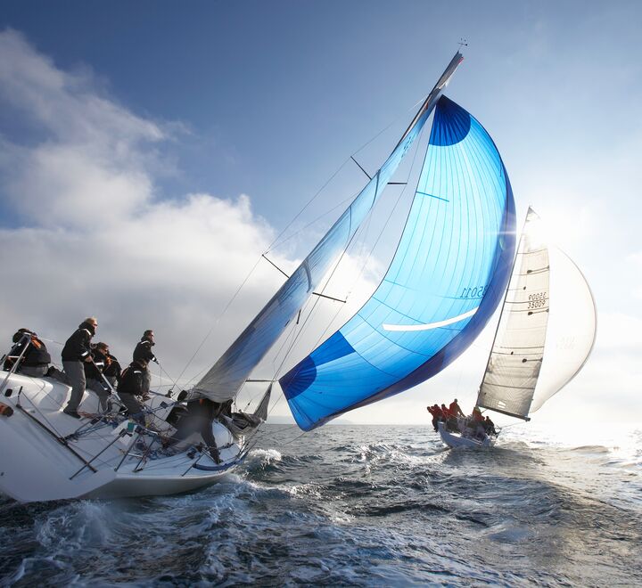 To seilbåter på havet.