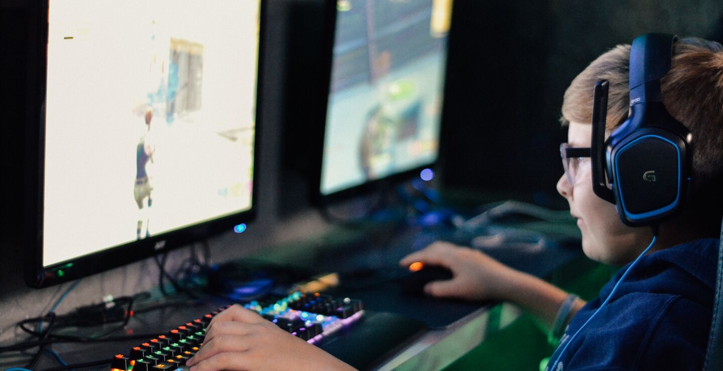 Hvilken taktikk skal ungdom bruke for få lov til å spille dataspillene de ønsker? Øyvind Kvalnes skriver om en kraftfull teknikk som kan kreve etisk refleksjon i tillegg. (Foto: Alex Haney on Unsplash)