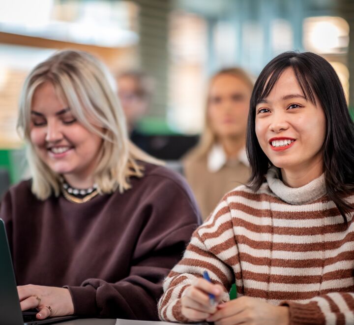 Bilde av to kvinnelige studenter