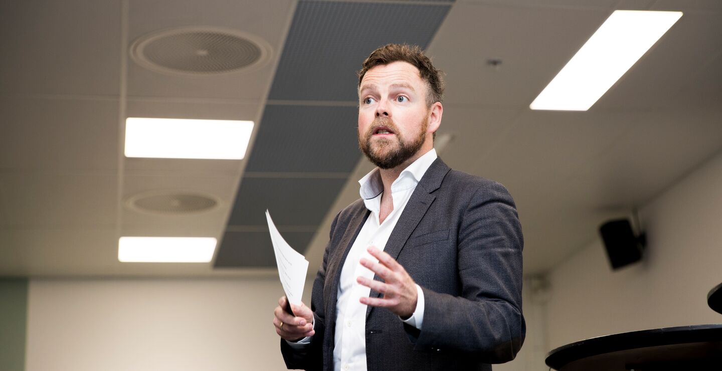 Arbeidsminister Torbjørn Røe Isaksen proklamerte nylig at alle statsansatte må få lov til å jobbe frem til de blir 70. Hurra for det. Men hvorfor stanset han ved 70? Er det fordi en 41 år gammel minister har vanskelig for å se for seg at noen kan ha noe å bidra med så langt frem i tid?