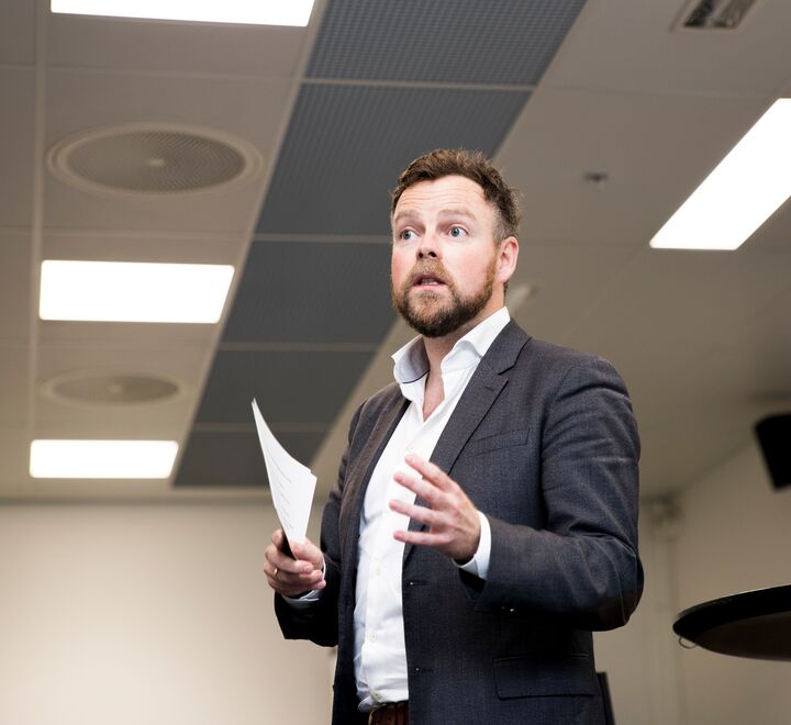 Arbeidsminister Torbjørn Røe Isaksen proklamerte nylig at alle statsansatte må få lov til å jobbe frem til de blir 70. Hurra for det. Men hvorfor stanset han ved 70? Er det fordi en 41 år gammel minister har vanskelig for å se for seg at noen kan ha noe å bidra med så langt frem i tid?