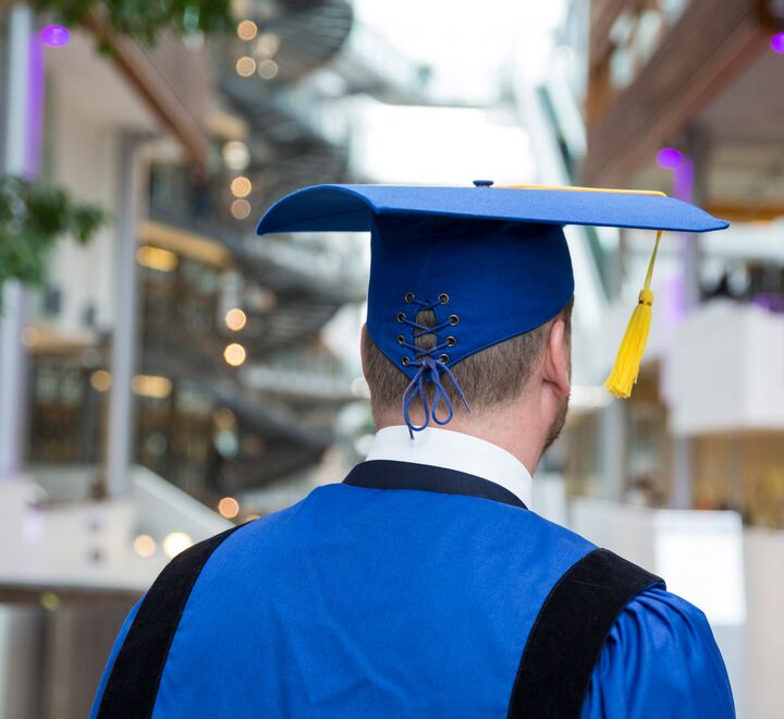 En student på avslutningssermoni