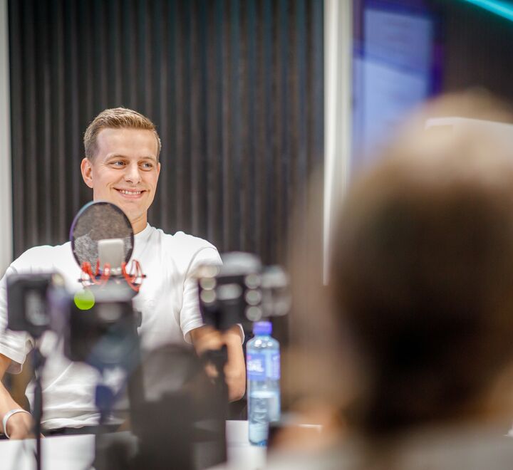 Gjest i podkaststudio