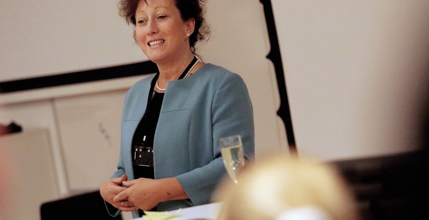 Førsteamanuensis Gillian Warner-Søderholm har forsket på hvordan ledere bør kommunisere med sine medarbeidere.