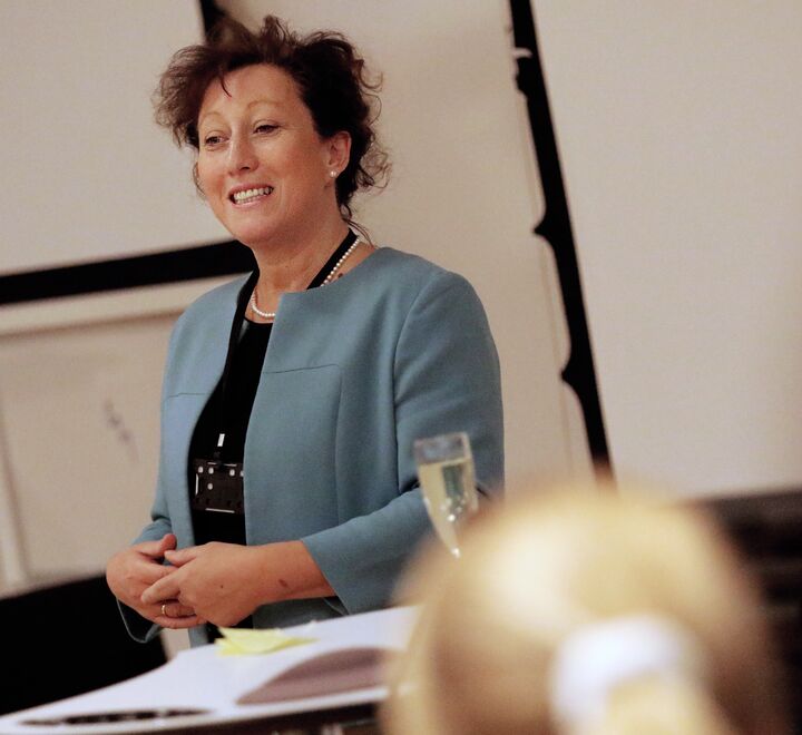 Førsteamanuensis Gillian Warner-Søderholm har forsket på hvordan ledere bør kommunisere med sine medarbeidere.