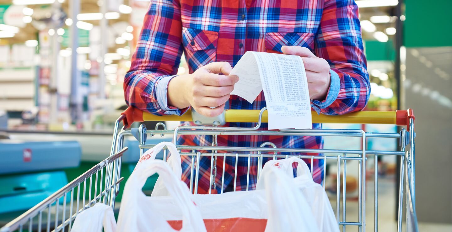 Mann med handlevogn og kvittering