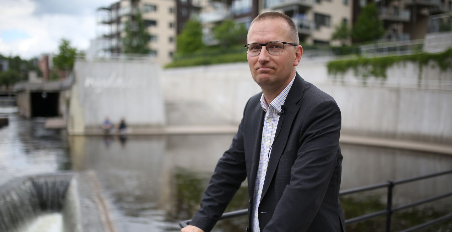 Filosof Øyvind Kvalnes (bildet) jakter på årsaker til finanskrisen på Island.