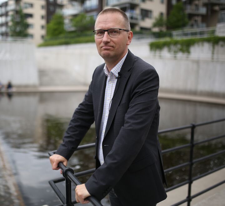 Filosof Øyvind Kvalnes (bildet) jakter på årsaker til finanskrisen på Island.