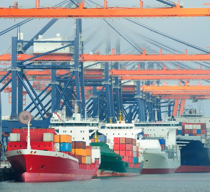 Illustrasjonsbilde av skip som venter på lossing ved en havn