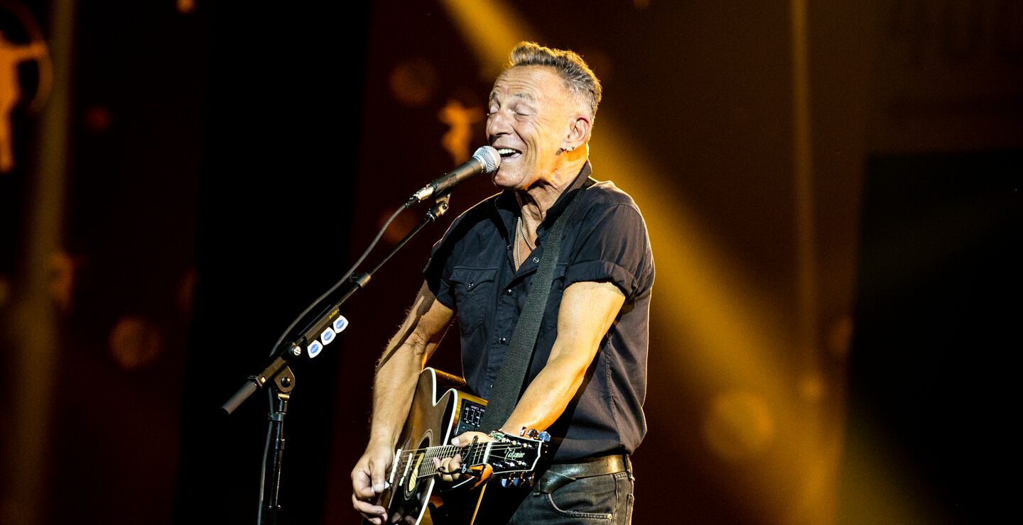 Bruce Springsteen på scenen med gitar