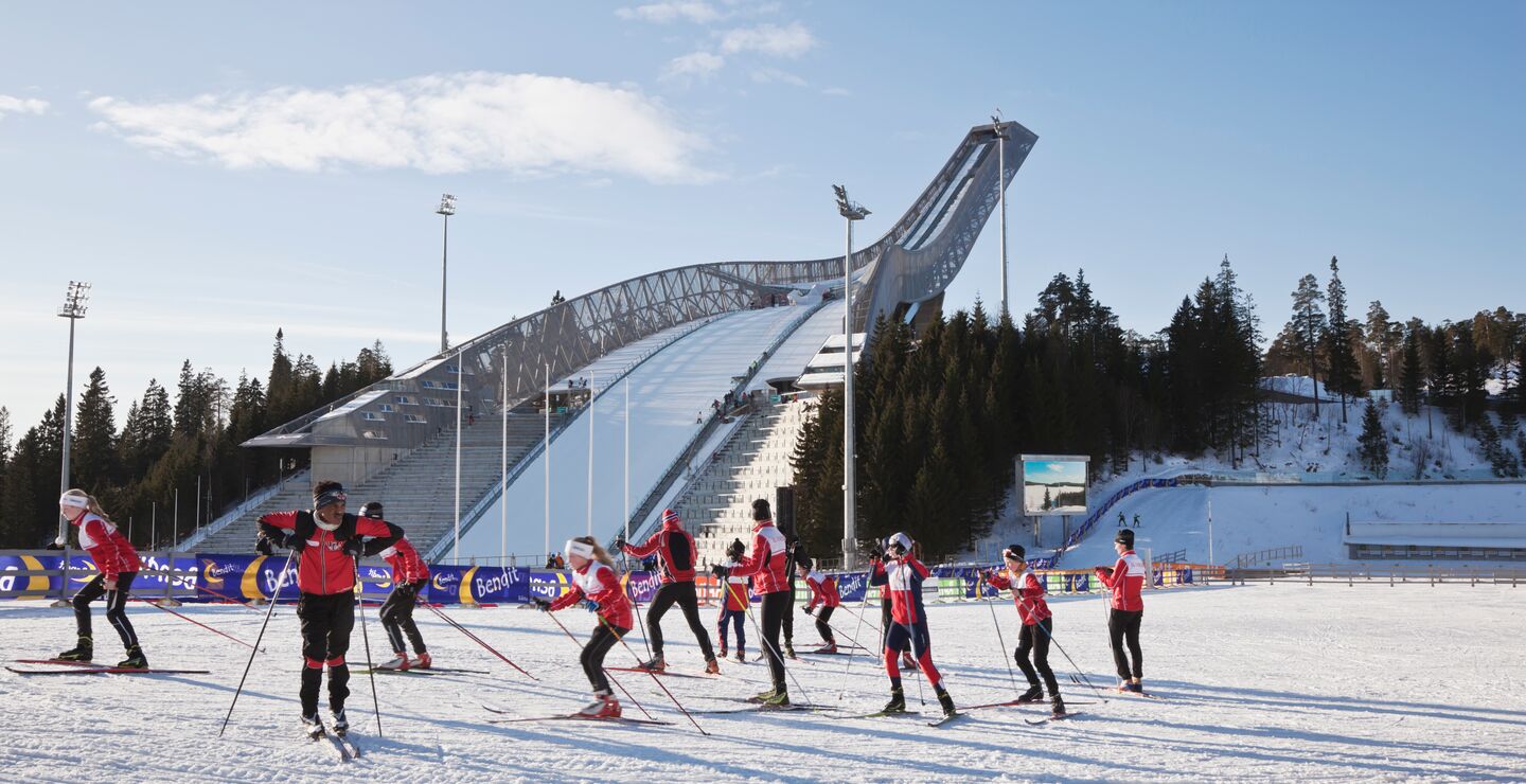 Vi har nå langt over 100 000 registrerte frivillige organisasjoner i Norge. Disse forvalter store økonomiske ressurser på vegne av samfunnet og medlemmene. Her illustrert ved en langrennsgruppe på Holmenkollen skiarena. (Foto: IStock).