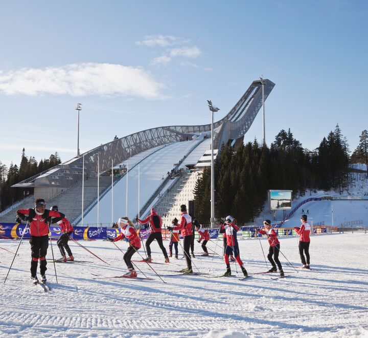 Vi har nå langt over 100 000 registrerte frivillige organisasjoner i Norge. Disse forvalter store økonomiske ressurser på vegne av samfunnet og medlemmene. Her illustrert ved en langrennsgruppe på Holmenkollen skiarena. (Foto: IStock).