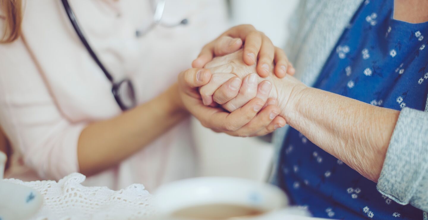 Ung  og eldre holder hender