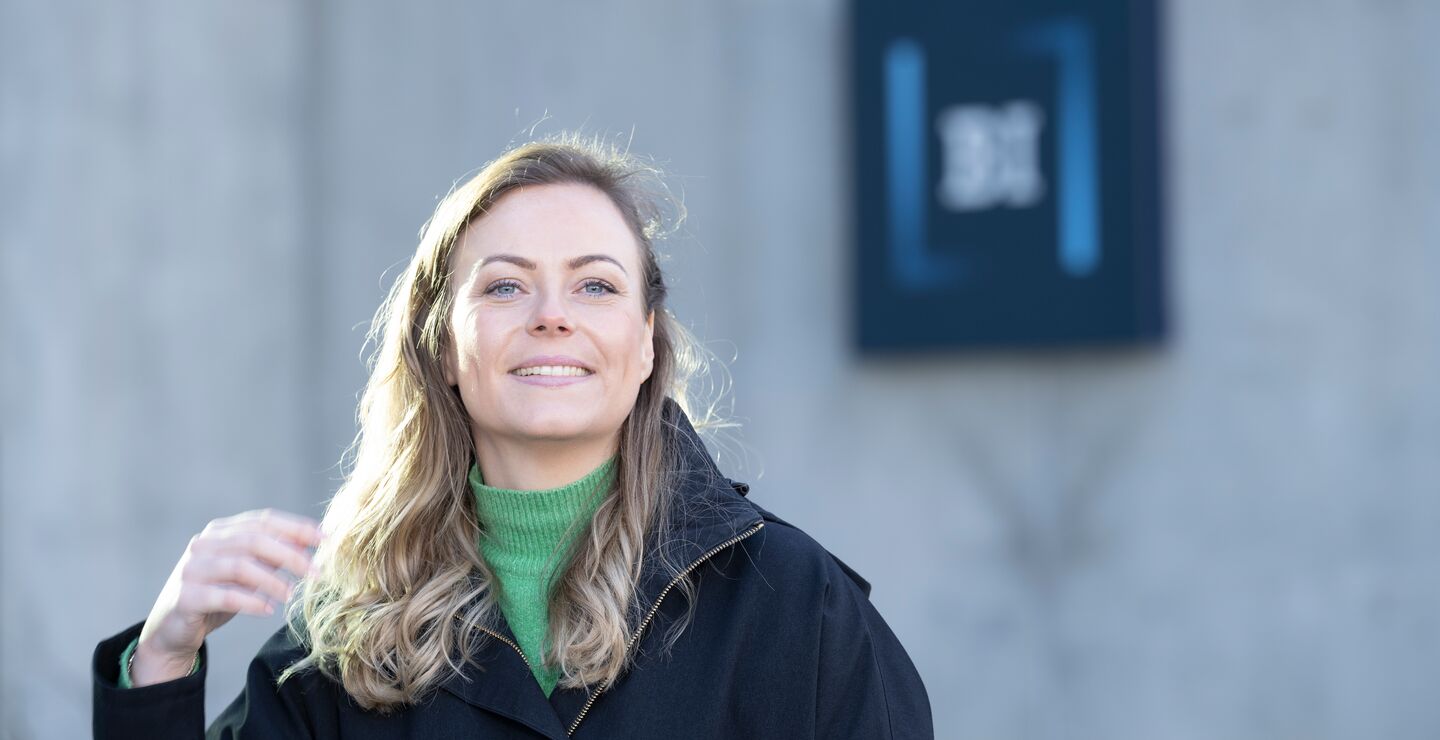 Bilde av Monica utenfor BI