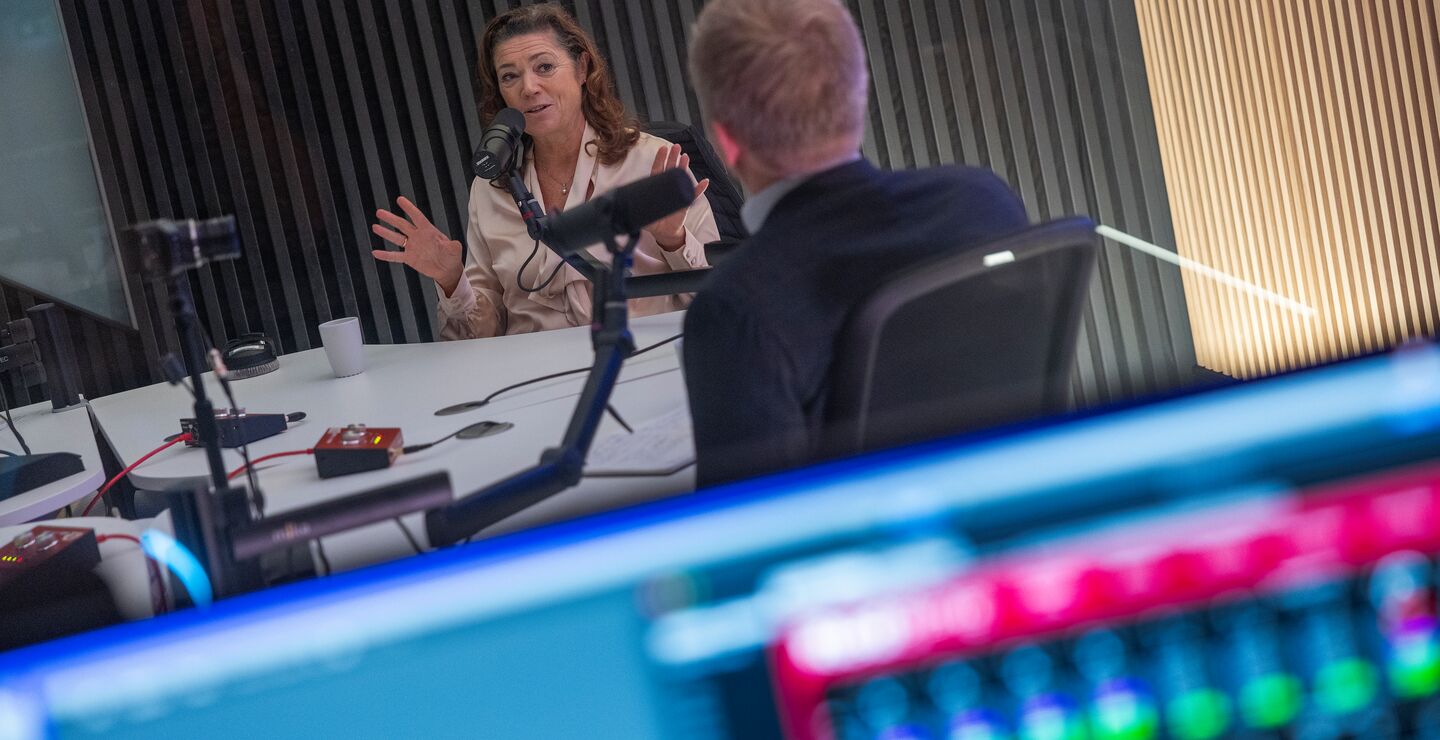 Kristin Skogen Lund i podkaststudio