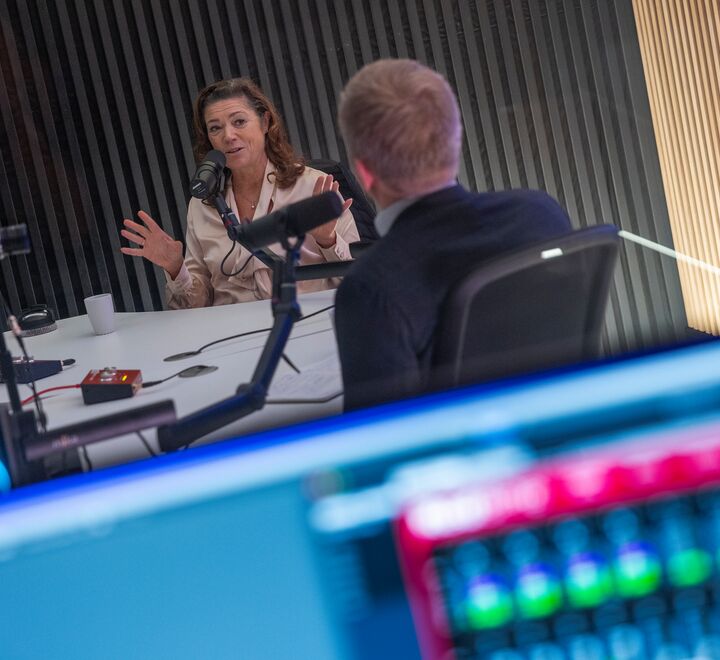 Kristin Skogen Lund i podkaststudio