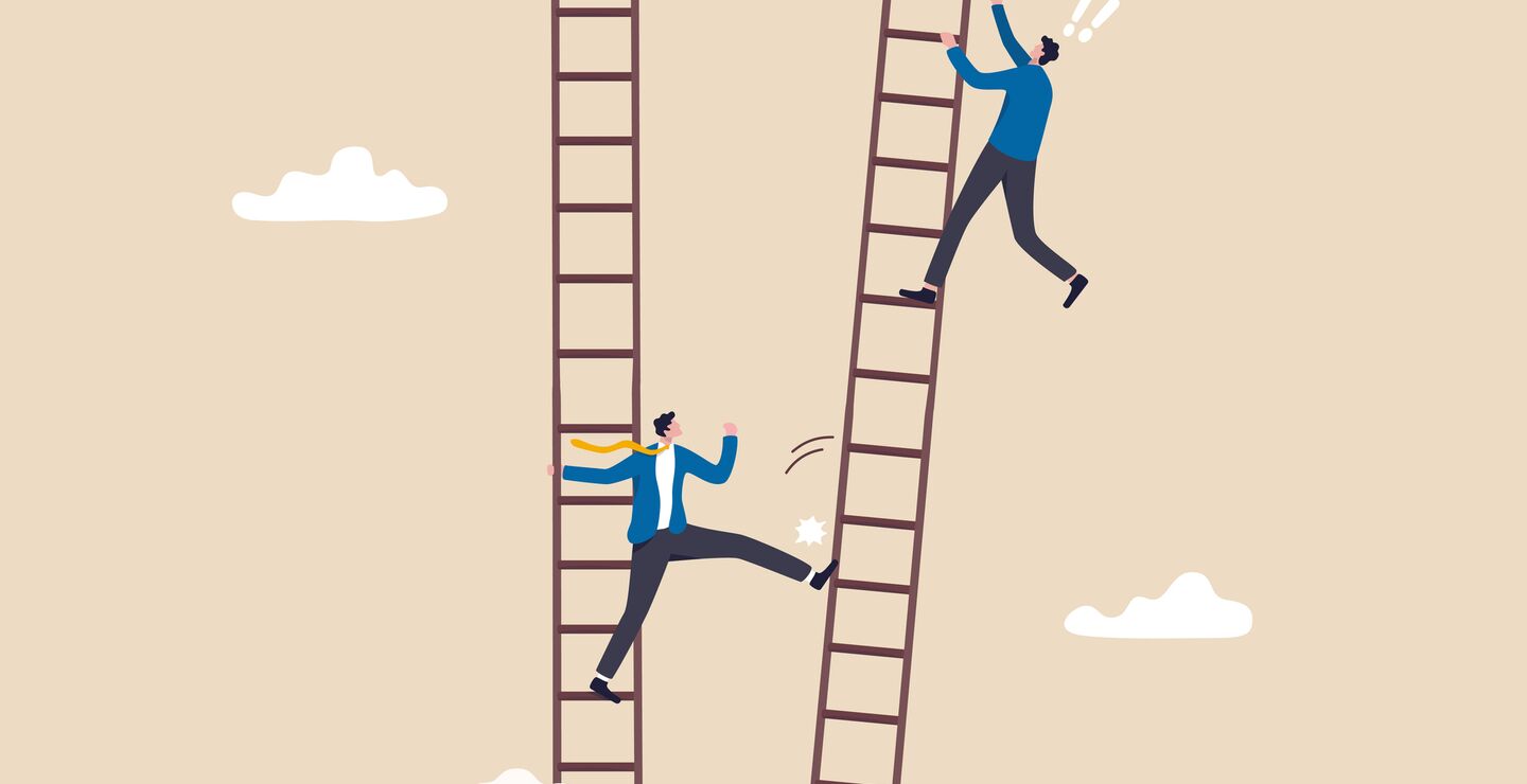 Illustrasjonsbilde av en mann som sparker en annen mann ned fra en stige