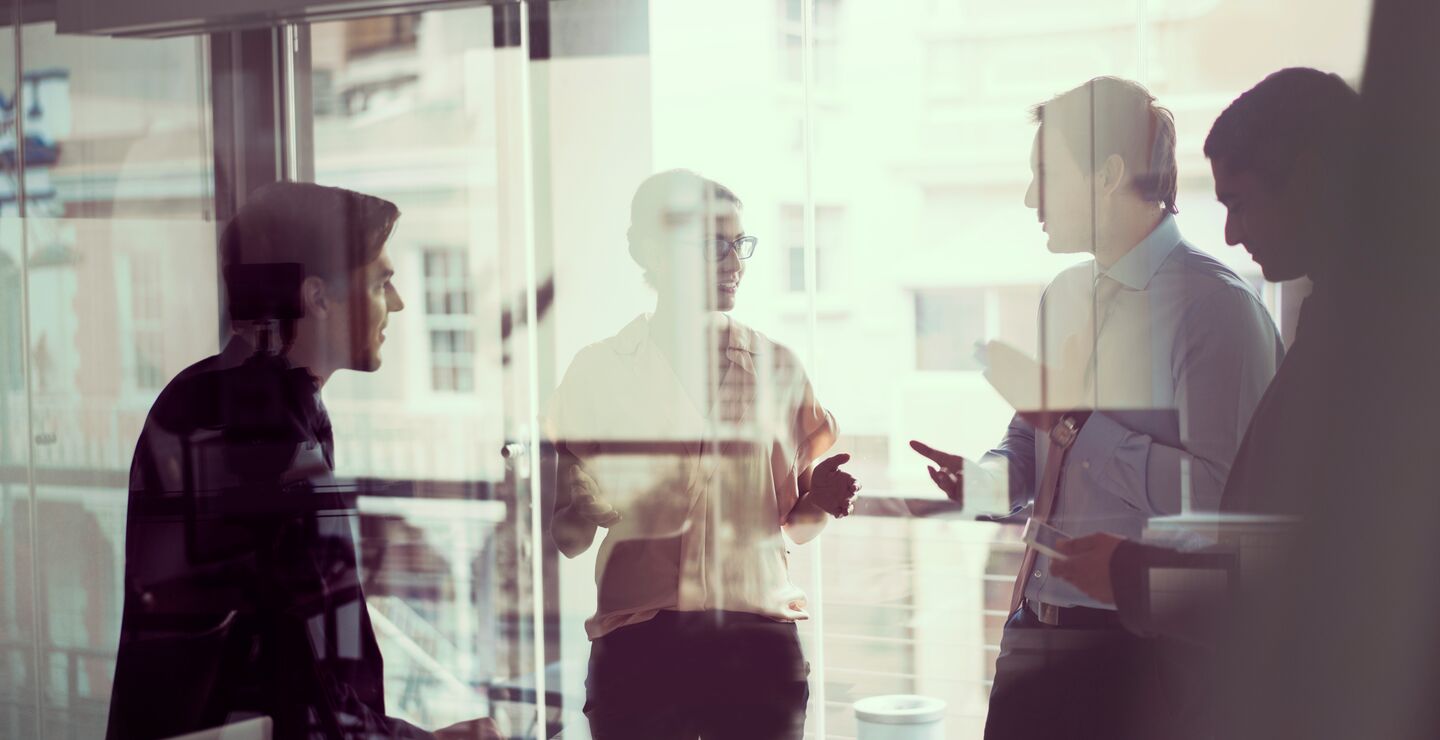 Mennesker snakker sammen