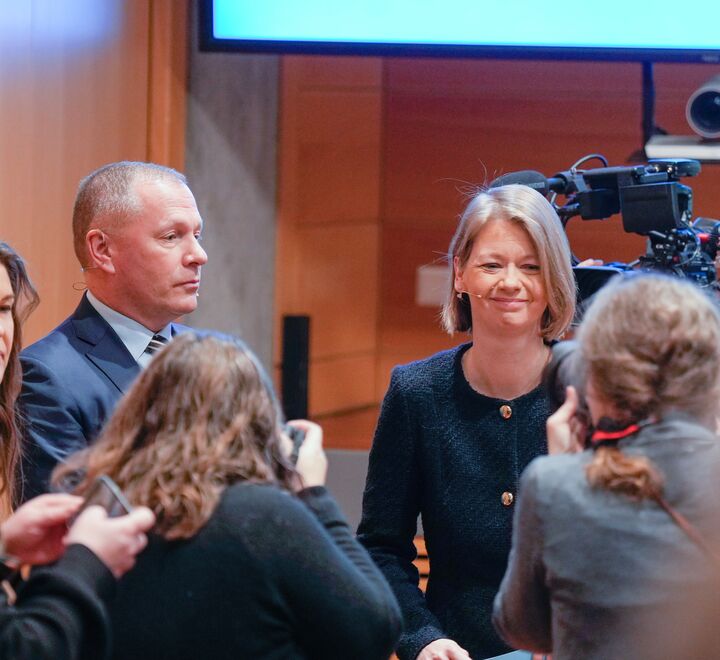 Oljefond-sjef Nicolai Tangen og sentralbanksjef Ida Wolden Bache på presentasjonen av resultatet for Oljefondet i 2022.