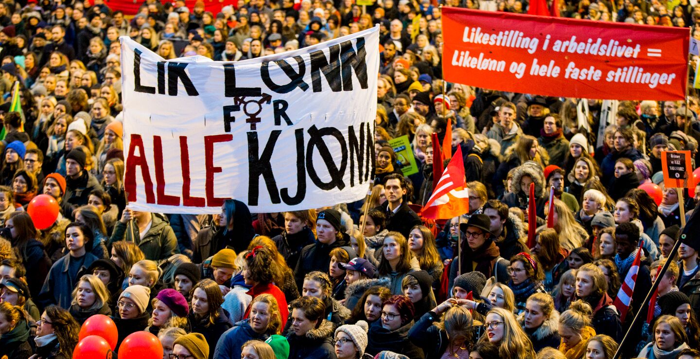 Sannsynligheten for å få en virksomhet med bedre resultatutvikling, en mer velfungerende organisasjon, et bedre og riktigere fokus på virksomhetens fremtid er derfor større med kvinner i styret. (Illustrasjonsbilde fra en 8. mars demonstrasjon. Foto: Vegard Wivestad Grøtt / NTB).